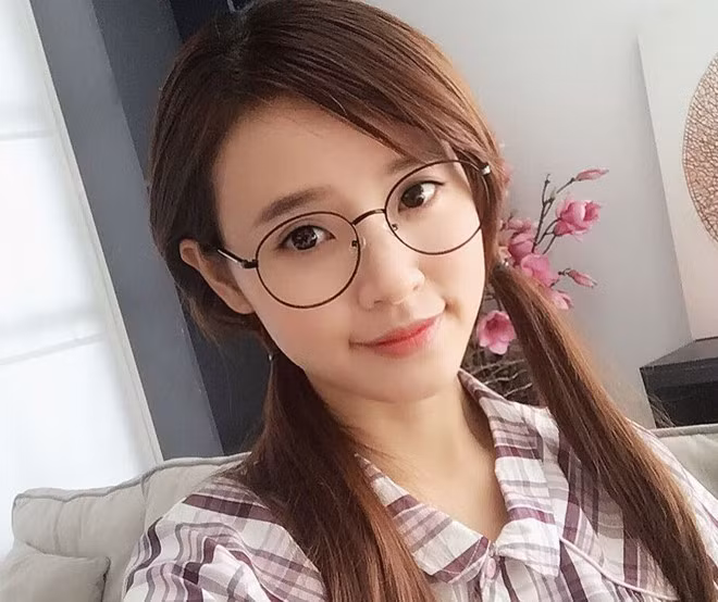  Midu (tên thật Đặng Thị Mỹ Dung, sinh năm 1989) là hot girl đời đầu nổi tiếng. Dân mạng nhớ tới cô với hình ảnh hot girl có vẻ đẹp trong sáng, ngây thơ. 9X sở hữu gương mặt trái xoan nhỏ nhắn, đôi mắt to tròn và làn da mịn màng.