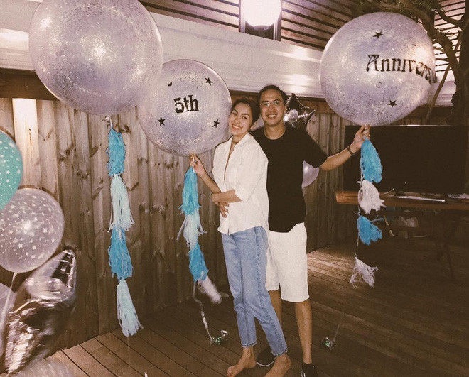 Hà Tăng và Louis Nguyễn luôn ở bên nhau trong mỗi sự kiện có tính quan trọng với đối phương. Dù đã kết hôn nhiều năm, hai người vẫn luôn trân trọng và dành cho đối phương những lời lẽ, tình cảm lãng mạn như ban đầu. Vào mỗi dịp kỷ niệm ngày cưới, hai người luôn tổ chức ăn mừng hoành tráng. Bày tỏ tình yêu với chồng, nữ diễn viên cũng viết: "My love for you is a journey, starting at forever and ending at never! November 4 - A day I will always remember” (Tình yêu em dành cho anh là một chuyến hành trình, bắt đầu ở vĩnh cửu và kết thúc ở vô cùng! 4/11 - ngày em luôn khắc ghi).