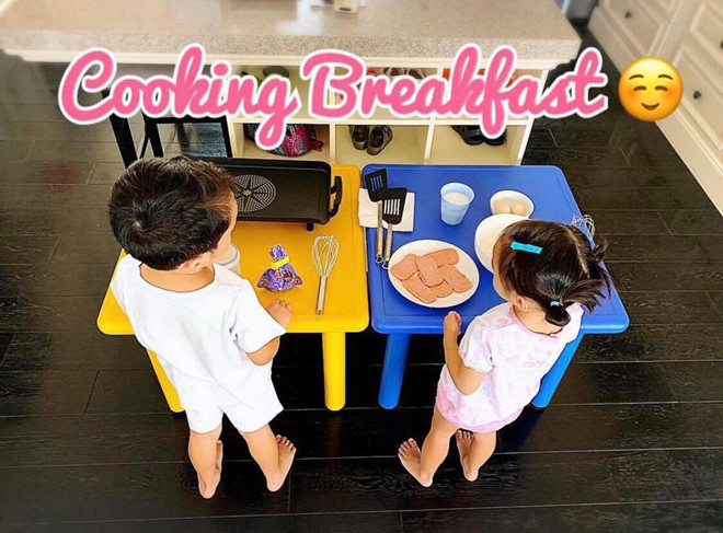 Sau 7 năm kết hôn, hai con Richard và Chloe của nữ diễn viên đã lớn. Theo những chia sẻ trên trang cá nhân, Hà Tăng và chồng đang có cuộc sống đầm ấm, hạnh phúc. Tuy nhiên, hai vợ chồng vẫn hạn chế chia sẻ hình ảnh rõ mặt con trên mạng xã hội. Đôi lần, cô gọi yêu các con là "lượn lờ như lũ cá mập" khiến người hâm mộ thích thú.