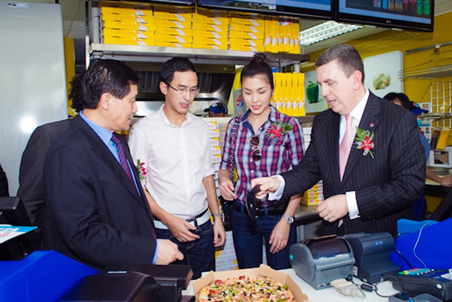 Trong năm 2010, Tăng Thanh Hà nhiều lần xuất hiện trong các sự kiện thương mại như khai trương cửa hàng pizza, mở bán nhãn hiệu thời trang quốc tế... Đến lúc này, một số tờ báo mới dần phát hiện ra thân thế thực sự của bạn trai nữ diễn viên. Anh là con trai của ông Johnathan Hạnh Nguyễn - Chủ tịch Tập đoàn Liên Thái Bình Dương (IPP), mẹ là bà Cristina Serrano - cháu họ của phu nhân cựu Tổng thống Philipines Imelda Marcos. Chuỗi cửa hàng Tăng Thanh Hà tham dự sự kiện khai trương đều thuộc quyền quản lý của gia đình Louis Nguyễn.