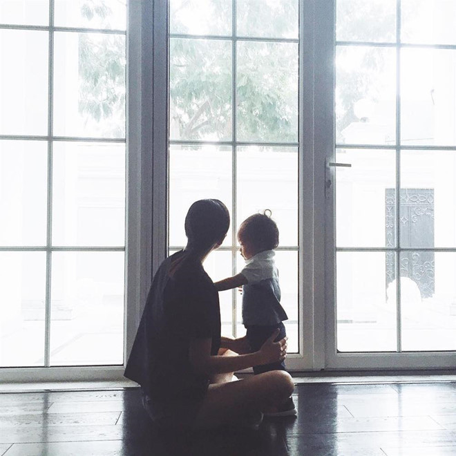 Cuối năm 2014, Tăng Thanh Hà được cho là đã mang bầu. Cô thường mặc váy rộng, che vòng hai và đi giày bệt. Nữ diễn viên kiên quyết giữ im lặng trước tất cả những câu hỏi của khán giả cũng như báo chí. Tháng 4/ 2015, nữ diễn viên hạ sinh con trai đầu lòng. Sau đó không lâu, cô tiếp tục có tin vui. Năm 2017, gia đình cô đón con gái thứ 2, đặt tên là Chloe Nguyễn.