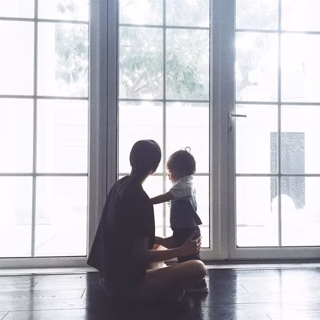 Cuối năm 2014, Tăng Thanh Hà được cho là đã mang bầu. Cô thường mặc váy rộng, che vòng hai và đi giày bệt. Nữ diễn viên kiên quyết giữ im lặng trước tất cả những câu hỏi của khán giả cũng như báo chí. Tháng 4/ 2015, nữ diễn viên hạ sinh con trai đầu lòng. Sau đó không lâu, cô tiếp tục có tin vui. Năm 2017, gia đình cô đón con gái thứ 2, đặt tên là Chloe Nguyễn.