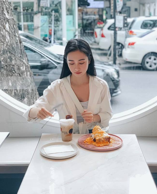 Từ khi bước chân vào làng giải trí, Jun Vũ vốn đã ghi dấu trong lòng khán giả là một cô gái có vóc dáng thanh mảnh chính vì thế mà cô nàng quyết định nâng ngực để thêm phần gợi cảm hơn.