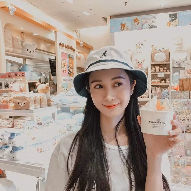 Lý do Jun Vũ tăng cân là do chăm chỉ ăn vặt và ăn khuya, trên trang cá nhân của cô ngập tràn những bức hình ăn uống thả ga trong các chuyến du lịch tung tăng, vi vu khắp nơi.