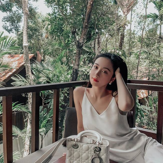 Dù tăng cân nhưng Jun Vũ vẫn xinh đẹp và giữ được vóc dáng chuẩn nhờ chăm chỉ tập gym, bơi lội và kick boxing đều đặn.