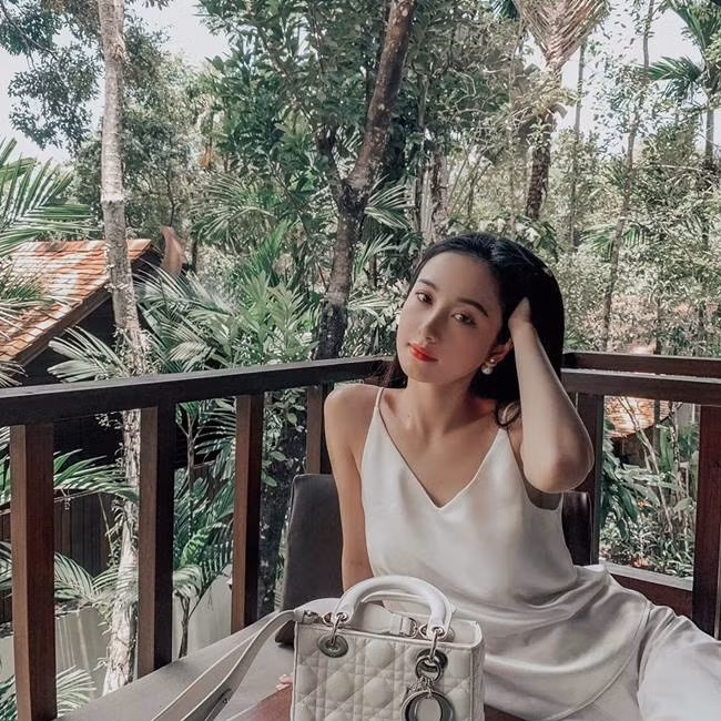 Dù tăng cân nhưng Jun Vũ vẫn xinh đẹp và giữ được vóc dáng chuẩn nhờ chăm chỉ tập gym, bơi lội và kick boxing đều đặn.