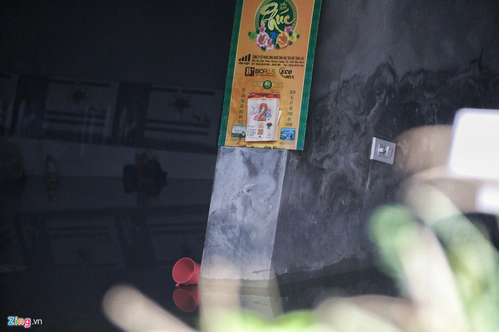 Phía trong căn nhà, nước ngập tới cả mét. Rác rưởi, rêu phong xuất hiện nhiều