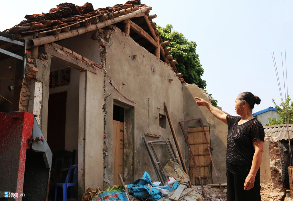 Bà Lưu Thị Tình, người dân sống sát ngôi nhà bị sụt, cho biết hiện gia đình bà là hộ duy nhất còn bám trụ lại trong số 3 hộ dân bị ảnh hưởng. Hiện 8 thành viên vẫn phải sống chung trong ngôi nhà cấp 4 với chằng chịt những vết nứt từ sau sự cố sụt lún. "Cứ mỗi trận mưa là nhà chúng tôi lại thêm những vết nứt", bà cho biết.