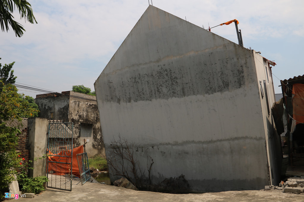 Khoảng sân của một hộ dân phía sau căn nhà cũng bị "nuốt trọn" gần 1 nửa. Hộ dân này hiện phải ở nhờ nhà người thân ở thôn bên cạnh.