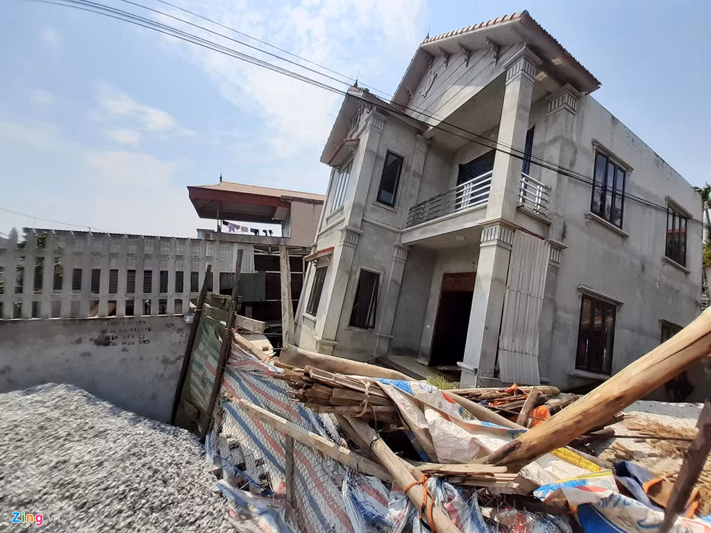 Ông Trần Văn Hoành, Chủ tịch UBND xã An Tiến, cho biết hiện địa phương vẫn đang chờ phương án chỉ đạo của thành phố cũng như các cơ quan chuyên môn. Trong thời gian chờ đợi, hiện trường quanh căn nhà vẫn sẽ bị phong tỏa.