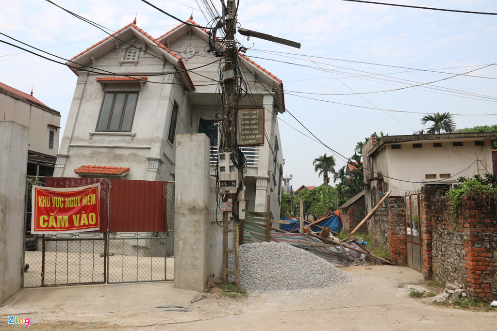 Gần 3 tháng sau sự cố, hiện trường vẫn được cơ quan chức năng phong tỏa, người dân bị cấm qua lại khu vực để đảm bảo an toàn.