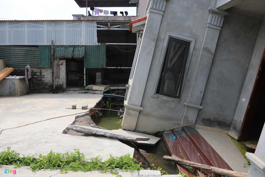 Căn nhà nứt ra khỏi khoảng sân phía trước. Trao đổi với Zing.vn, anh Vũ Văn Hào, chủ nhà cho biết gia đình gồm 4 thành viên vẫn phải đi thuê trọ để ở. "Vợ tôi bị ung thư, các cháu phải đi học nên rất mong chính quyền sớm có phương án xử lý để chúng tôi sớm ổn định nơi ăn chốn ở", anh Hào nói.