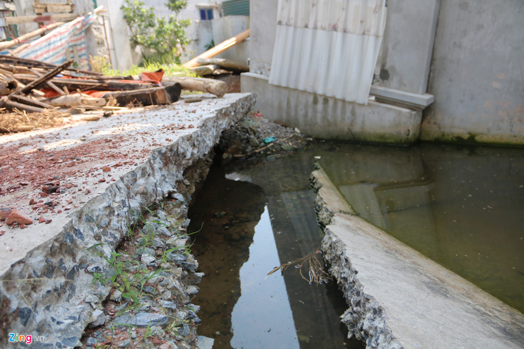 Con đường bê tông trục chính của thôn Hòa Lạc bị kéo xuống hố, nứt toác.