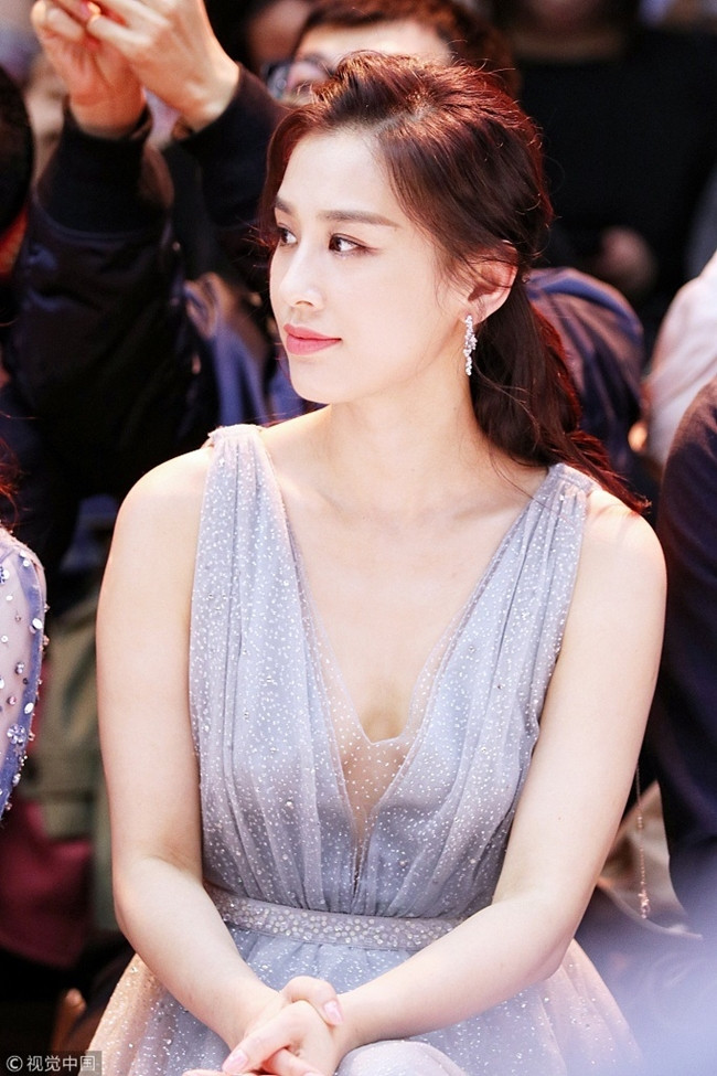 Nổi tiếng nhờ Châu Tinh Trì song Huỳnh Thánh Y lại là "Tinh nữ lang" vướng nhiều scandal nhất. Trong khi đạo diễn họ Châu yêu thích vẻ đẹp ngọt ngào, trong sáng, sao nữ phim "Thiên hạ đệ nhất kiếm" lại chuyển hướng theo đuổi hình ảnh gợi cảm. Sau khi nhận lời chụp ảnh nội y cho một tạp chí, hình tượng ngọc nữ của cô nhanh chóng sụp đổ trong mắt người hâm mộ. Đồng thời mối quan hệ giữa cô và Châu Tinh Trì cũng rạn nứt.