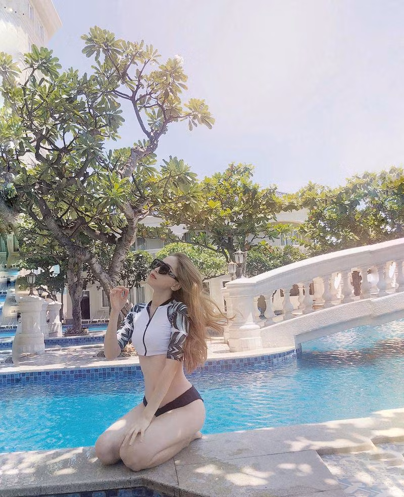 A hau Phuong Nga khoe body nong bong voi bikini dot mat fans-Hinh-2