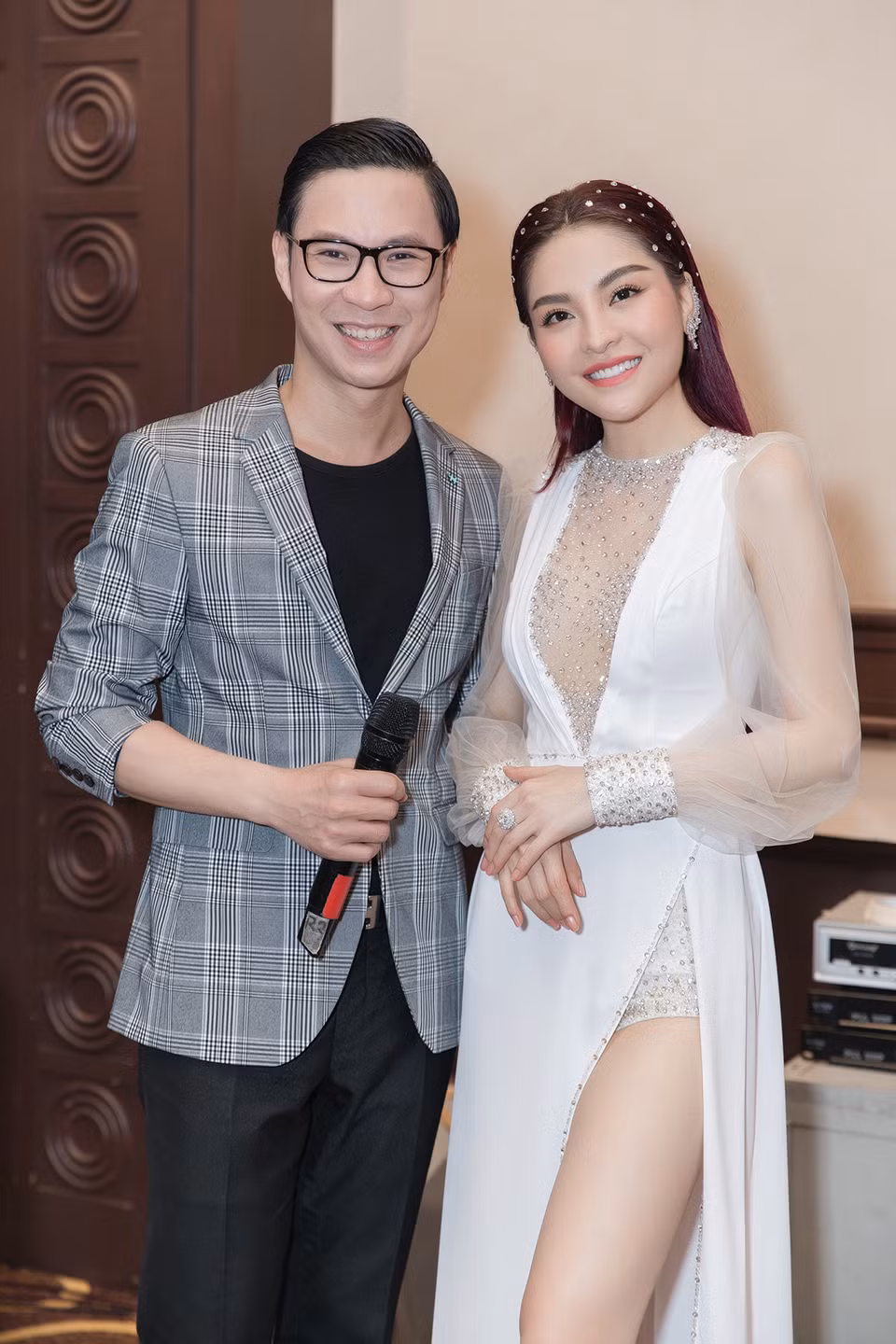 MC Anh Quân đảm nhận dẫn dắt chương trình. “Nhiều khán giả bảo tôi ít ra MV nhưng thật sự tôi tung rất nhiều bản nhạc remix trên các trang nhạc trực tuyến, YouTube. Tôi rất ít hát nhạc ballad, nên lần này ra sản phẩm “Chàng khờ khó tính” tôi phải ghi hình cho mới lạ, chỉn chu”, Saka Trương Tuyền chia sẻ.