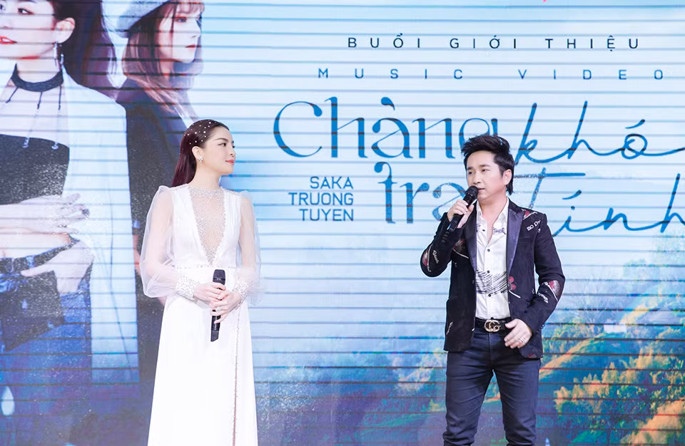 Về cơ duyên được ca sĩ Bằng Cường hỗ trợ trong sản phẩm lần này, Saka Trương Tuyền cho biết giữa cô và giọng ca "Ngày hạnh phúc" là anh em thân thiết trong nghề. Dịp này, Bằng Cường cũng kể tội Saka Trương Tuyền hát hit của anh mà không xin phép. Bằng Cường kể: "Năm 2007 Saka hát ca khúc Ngày hạnh phúc ở nhiều nơi, thậm chí ra MV. Nếu như người khác thì tôi sẽ kiện cô ấy. Song khi gặp gỡ, Saka khá dễ thương và đáng mến nên tôi cho cô ấy hát thoải mái. Từ đó, anh em trở nên thân thiết và hỗ trợ nhau trong nghề và cuộc sống".