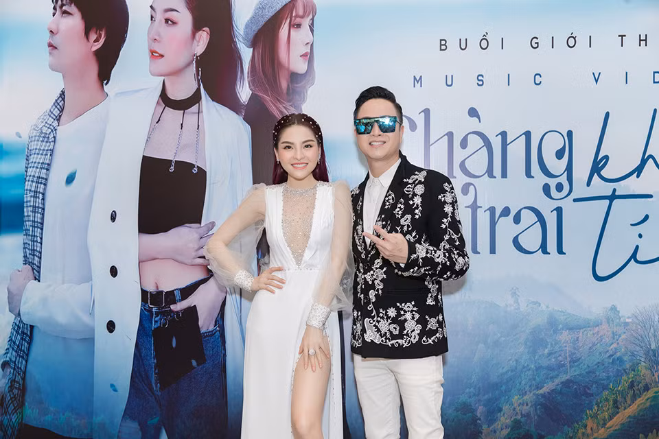 Nhật Tinh Anh có mặt từ khá sớm để chung vui cùng Saka Trương Tuyền.