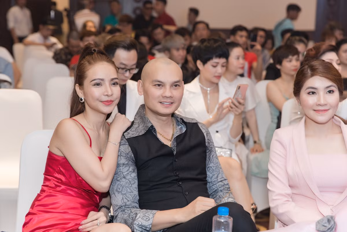 Về sau khi cháu gái nổi tiếng, nam nghệ sĩ cải lương lại sống ở Mỹ nên cả hai ít có dịp trò chuyện.