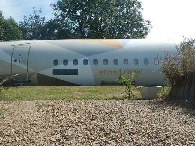 Tuy nhiên sau khi xuống cấp, nó đã bị "vứt xó". Một người đàn ông đã mua về cải tạo, làm mới bên trong thành nơi ở và cho thuê với giá 179 bảng/đêm (~5,1 triệu đồng) cho 4 người.