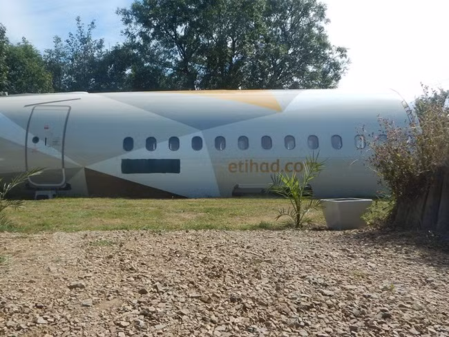 Tuy nhiên sau khi xuống cấp, nó đã bị "vứt xó". Một người đàn ông đã mua về cải tạo, làm mới bên trong thành nơi ở và cho thuê với giá 179 bảng/đêm (~5,1 triệu đồng) cho 4 người.