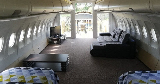 Ghế ngồi trong thân máy bay đã bị tháo ra và thay vào đó là giường, ghế và nơi tắm phục vụ khách thuê.