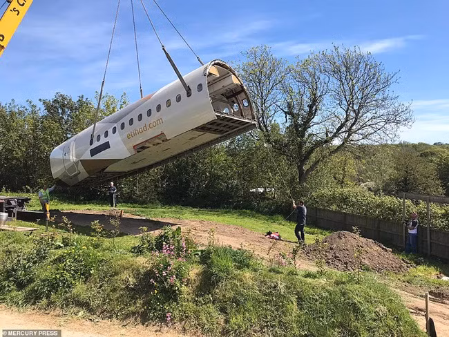 Sau đó, ông biến thân máy bay thành nơi ở đẹp và ấn tượng.