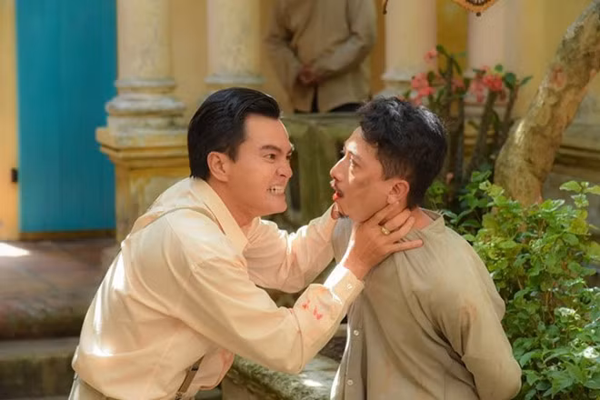 Bạn diễn ăn ý với Nhật Kim Anh là Cao Minh Đạt. Nhiều ý kiến cho rằng diễn xuất chuyên nghiệp của diễn viên sinh năm 1975 đã đẩy cảm xúc cho Nhật Kim Anh nhiều. Trong phim, Cao Minh Đạt vào vai Khải Duy hung dữ nhưng hết lòng yêu thương Bình.