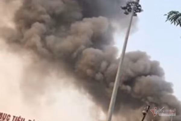 Cột khói bốc lên cuồn cuộn