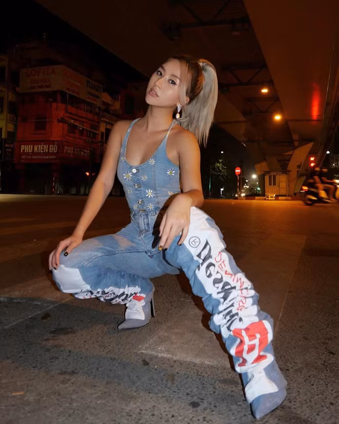 Những khoảng hở trên trang phục của Quỳnh Anh Shyn cũng vừa phải, không để lộ quá nhiều phần "da thịt" của cơ thể. Nếu diện kiểu áo tank top hở vai, cô sẽ tiết chế bằng việc kết hợp cùng quần jeans ống đứng và giày cao gót bít mũi để kéo dài đôi chân.