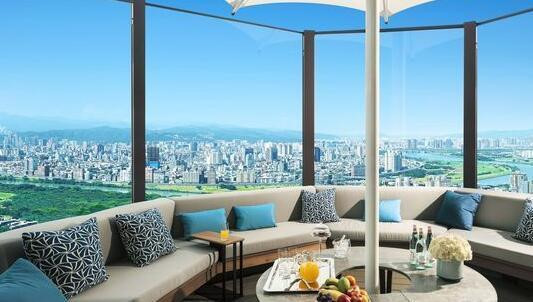 Vợ chồng Châu Kiệt Luân sống trong căn hộ hoành tráng, sang trọng nằm ở tầng cao nhất của một tòa nhà tại Đài Loan. Theo Sina, căn hộ của cặp sao nằm ở vị trí đắt địa gần tòa nhà Taipei 101 và có tầm nhìn bao quát cả thành phố Đài Bắc.