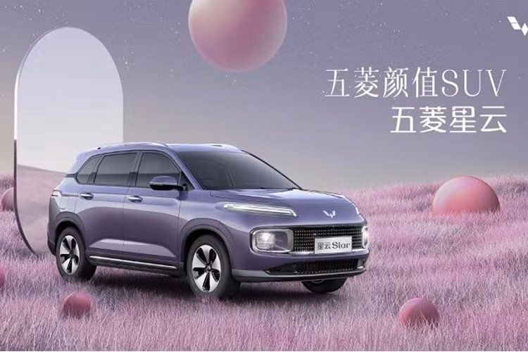 Về sức mạnh, chiếc xe Wuling Xingyun mới sẽ được trang bị hệ thống hybrid bao gồm động cơ xăng 4 xi-lanh, dung tích 2.0 lít và mô-tơ điện, trong đó công suất tối đa được hé lộ 100 kW, tương đương 134 mã lực.
