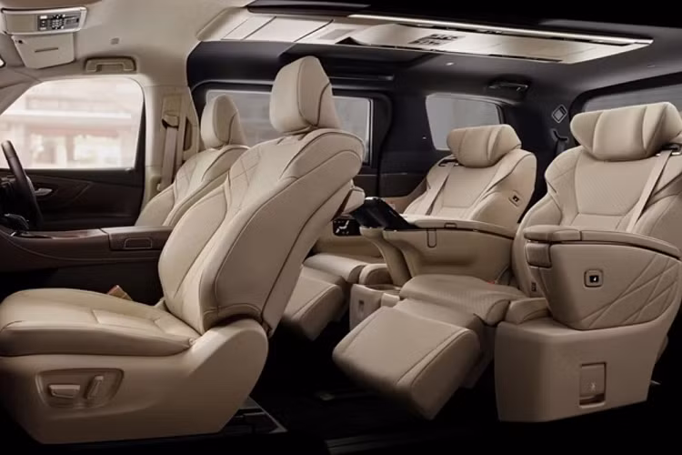 Các trang bị khác gồm Đồng hồ lái kỹ thuật số 12,3 inch; Màn hình kính lái HUD; Màn hình cảm ứng giải trí trung tâm 14 inch; Kết nối Apple CarPlay và Android Auto không dây; Bản đồ định vị dẫn đường; Hệ thống thông tin liên lạc T-Connect; Màn hình hàng ghế sau 14 inch; Hệ thống âm thanh JBL 15 loa.