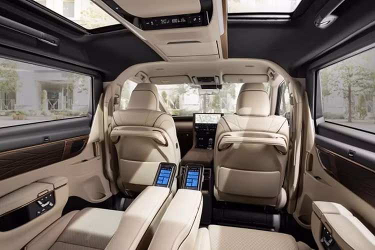 Ngoài ra, Toyota Alphard và Vellfire 2024 còn được trang bị Hệ thống hỗ trợ khởi hành ngang dốc HAC; Hệ thống cảnh báo điểm mù BSM; Hệ thống cảnh báo phương tiện cắt ngang khi lùi RCTA … 6 túi khí.