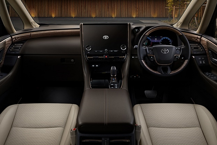 Trong khi khoang nội thất Toyota Alphard và Vellfire được trang bị: Chất liệu ốp cao cấp với họa tiết gỗ Uzuramoku; Điều hòa tự động 4 vùng độc lập; Hệ thống kiểm soát chất lượng không khí Nano X 2 vùng trước và sau; Đèn nội tất Ambient light tùy chọn 64 màu; Rèm che nắng chỉnh điện; Cốp đóng mở điện rảnh tay; Đèn chiếu sáng xung quanh hỗ trợ lên xuống xe ban đêm...