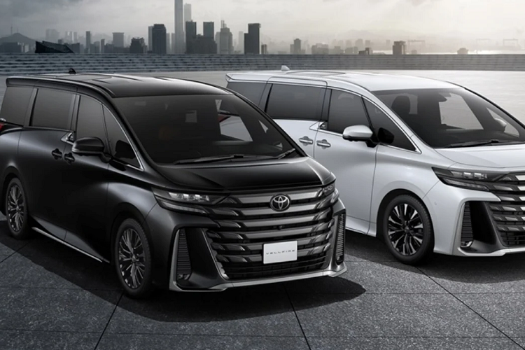 Ba phiên bản Toyota Alphard và Vellfire 2024 lần lượt: Alphard 2.5 HEV High E-Four; Vellfire 2.5 HEV High E-Four; Alphard 2.5 HEV VIP E-Fourd Executive Lounge. Cả ba đều nhập khẩu nguyên chiếc từ Nhật bản với chế đô bảo hành: Hệ thống Hybrid bảo hành 5 năm, không giới hạn km; Pin Hybrid bảo hành 10 năm, không giới hạn km.