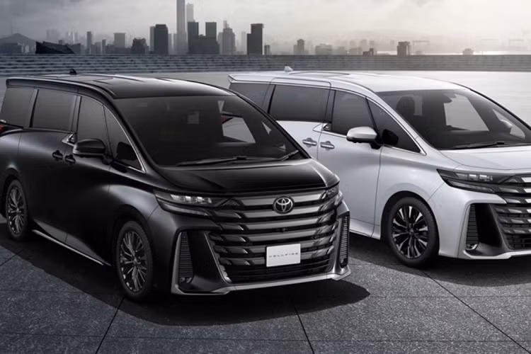Ba phiên bản Toyota Alphard và Vellfire 2024 lần lượt: Alphard 2.5 HEV High E-Four; Vellfire 2.5 HEV High E-Four; Alphard 2.5 HEV VIP E-Fourd Executive Lounge. Cả ba đều nhập khẩu nguyên chiếc từ Nhật bản với chế đô bảo hành: Hệ thống Hybrid bảo hành 5 năm, không giới hạn km; Pin Hybrid bảo hành 10 năm, không giới hạn km.