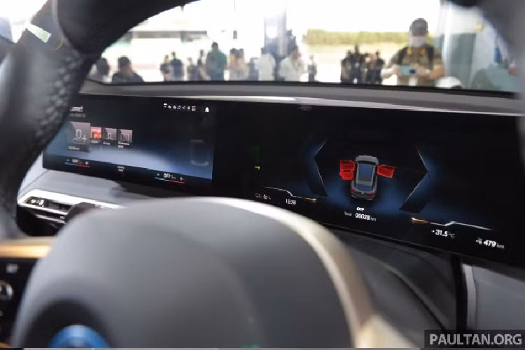 Cung cấp sức mạnh cho BMW iX M60 là hai mô-tơ điện cho tổng công suất 533 mã lực và 1.015 Nm mo-men xoắn, tăng lên 610 mã lực ở chế độ Sport. Để so sánh, phiên bản xDrive50 cũng có thiết lập mô-tơ điện kép từng là chiếc BMW iX mạnh mẽ nhất với công suất tối đa 496 mã lực. Nhờ sức mạnh này mà iX M60 có khả năng bứt tốc từ 0 - 100 km/h trong 3,6 giây, với tốc độ tối đa giới hạn điện tử ở mức 250 km/h.