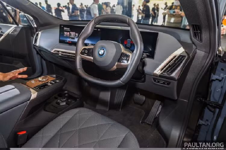 Xe được trang bị nhiều tiện ích cao cấp như: cửa sổ trời toàn cảnh Panoramic Sky Lounge LED Roof, màn hình cong BMW Live Cockpit Professional gồm màn hình 12,3 inch và 14,9 inch kết hợp, hệ thống âm thanh vòm Bowers &amp; Wilkins Diamond 30 loa, hệ thống điều hòa tự động 4 vùng, ghế bọc da SensaTec đục lỗ có thông gió/sưởi ấm, hệ thống thông tin giải trí dùng hệ điều hành BMW iDrive 8 gồm Dịch vụ ConnectedDrive và Gói kết nối chuyên nghiệp.