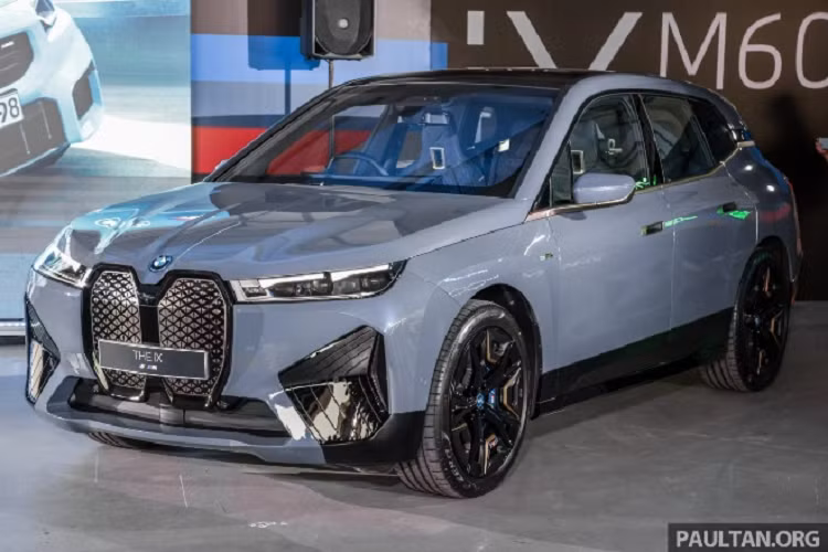Chưa rõ iX M60 có về Việt Nam không, tuy nhiên nếu về nước, giá xe có thể sẽ cao hơn đáng kể so với thị trường Malaysia. Nhằm mở rộng dải sản phẩm xe điện, mới đây, BMW Việt Nam cũng vừa giới thiệu hai mẫu xe điện mới là iX3 và i4 với giá bán khởi điểm lần lượt là 3,499 tỷ đồng và 3,759 tỷ đồng.