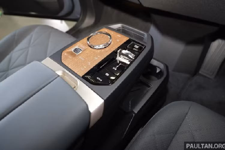 Xe được trang bị bộ pin lithium-ion 106,3 kWh tích hợp ở sàn xe nhằm đảm bảo trọng tâm đặt thấp, cung cấp phạm vi hoạt động tối đa 280 dặm (~ 450 km) theo ước tính của EPA. Ở phiên bản tiêu chuẩn xDrive40, bộ pin này cho phép xe di chuyển quãng đường tối đa lên đến 630 km. Tuy nhiên vì M60 được phát triển theo định hướng hiệu suất cao nên phạm vi hoạt động sẽ giảm xuống.