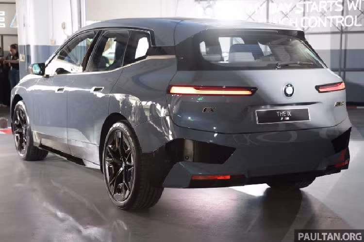 Mua xe SUV hiệu suất cao BMW iX M60 tại thị trường Malaysia, khách hàng sẽ được hưởng chính sách bảo hành pin 8 năm hoặc 160.000 km, hỗ trợ cứu hộ qua dịch vụ trực tuyến của BMW và ứng dụng di động dành cho khách hàng trung thành của Tập đoàn BMW – Thẻ BMW Privileges.