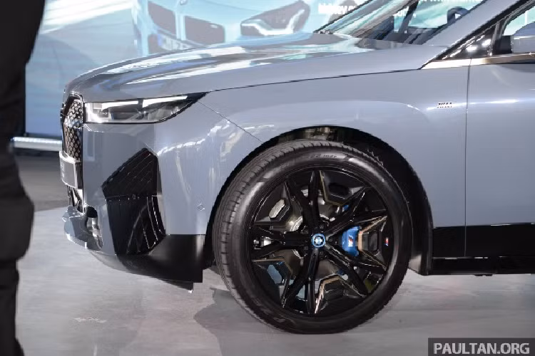 So với bản thông thường, thiết kế của BMW iX M60 không có quá nhiều khác biệt, xe chỉ có một vài chi tiết giúp phân biệt là: huy hiệu M60 ở đuôi xe, bộ mâm Aero 22 inch, kẹp phanh M hiệu suất cao sơn màu xanh lam và gói ngoại thất BMW Individual Titanium Bronze. Bên trong khoang cabin của BMW iX M60 được thiết kế tối giản nhưng vẫn hiện đại.