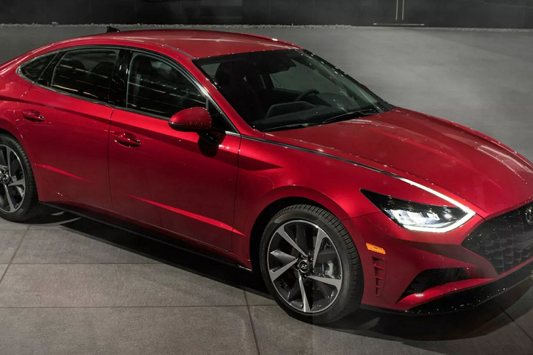 Dự đoán chiếc Hyundai Sonata 2024 này thuộc biến thể N-Line bởi ốp gương ngoại thất và lưới tản nhiệt đều có màu đen đối lập với màu thân xe. Tương tự phần đầu xe, Hyundai Sonata 2024 cũng được cải tiến phần đuôi xe.