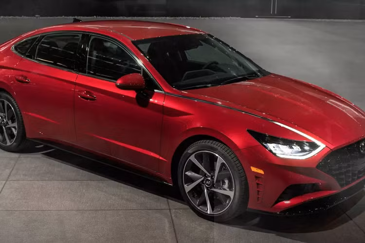 Dự đoán chiếc Hyundai Sonata 2024 này thuộc biến thể N-Line bởi ốp gương ngoại thất và lưới tản nhiệt đều có màu đen đối lập với màu thân xe. Tương tự phần đầu xe, Hyundai Sonata 2024 cũng được cải tiến phần đuôi xe.