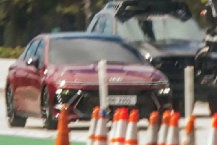 Hiện chưa rõ chính xác thời điểm Hyundai Sonata 2024 mới sẽ được ra mắt. Gần đây, chiếc sedan đã bị cánh săn ảnh bắt gặp trên đường phố trong tình trạng không hề ngụy trang. Mặc dù hình ảnh khá mờ nhưng chúng ta vẫn có thể dễ dàng nhận thấy một vài điểm thay đổi trong thiết kế của Sonata 2024.