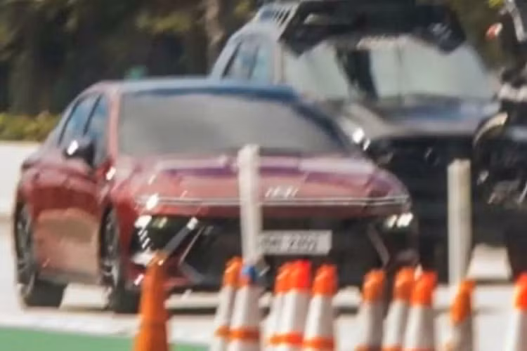 Hiện chưa rõ chính xác thời điểm Hyundai Sonata 2024 mới sẽ được ra mắt. Gần đây, chiếc sedan đã bị cánh săn ảnh bắt gặp trên đường phố trong tình trạng không hề ngụy trang. Mặc dù hình ảnh khá mờ nhưng chúng ta vẫn có thể dễ dàng nhận thấy một vài điểm thay đổi trong thiết kế của Sonata 2024.