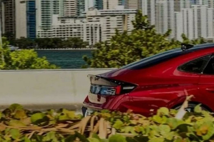 Cụ thể, hệ thống đèn trước của xe được thiết kế theo kiểu 2 tầng với dải đèn LED định vị ban ngày ôm lấy nắp ca-pô còn cụm đèn pha đặt bên dưới, ẩn trong hốc đen ở hai bên lưới tản nhiệt.