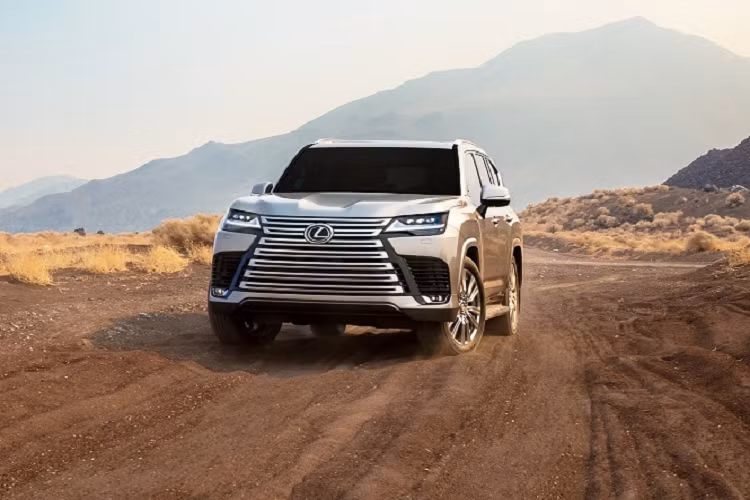 Chỉ với tên gọi Lexus LX 700h 2024 mới này thì cũng chưa thể xác định chính xác xe sẽ sử động cơ điện kết hợp cùng máy xăng hay dầu, nhưng con số 700 ám chỉ động cơ trên mẫu xe sẽ có sức mạnh vượt trội máy xăng tăng áp kép V6 3.4L (409 mã lực, 650 Nm) đang được sử dụng trên Lexus LX 600 và Toyota Land Cruiser 300 Series hiện tại.
