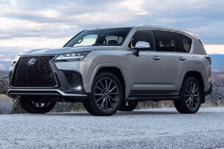 Nếu thông tin trên là thật thì khả năng cao mẫu xe SUV Lexus LX hybrid sẽ được trang bị động cơ tăng áp kép V6 3.4L kết hợp động cơ điện trên Toyota Tundra Hybrid cho tổng công suất 437 mã lực và 790 Nm.